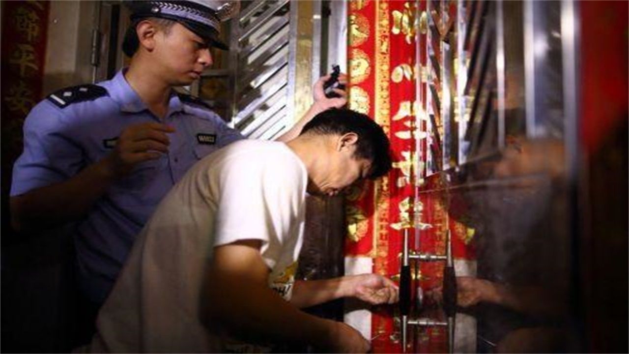 淄博请开锁师傅开了锁后，师傅